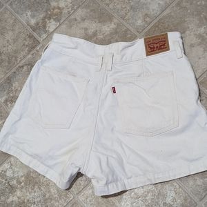 Levi rolled white shorts mid rise